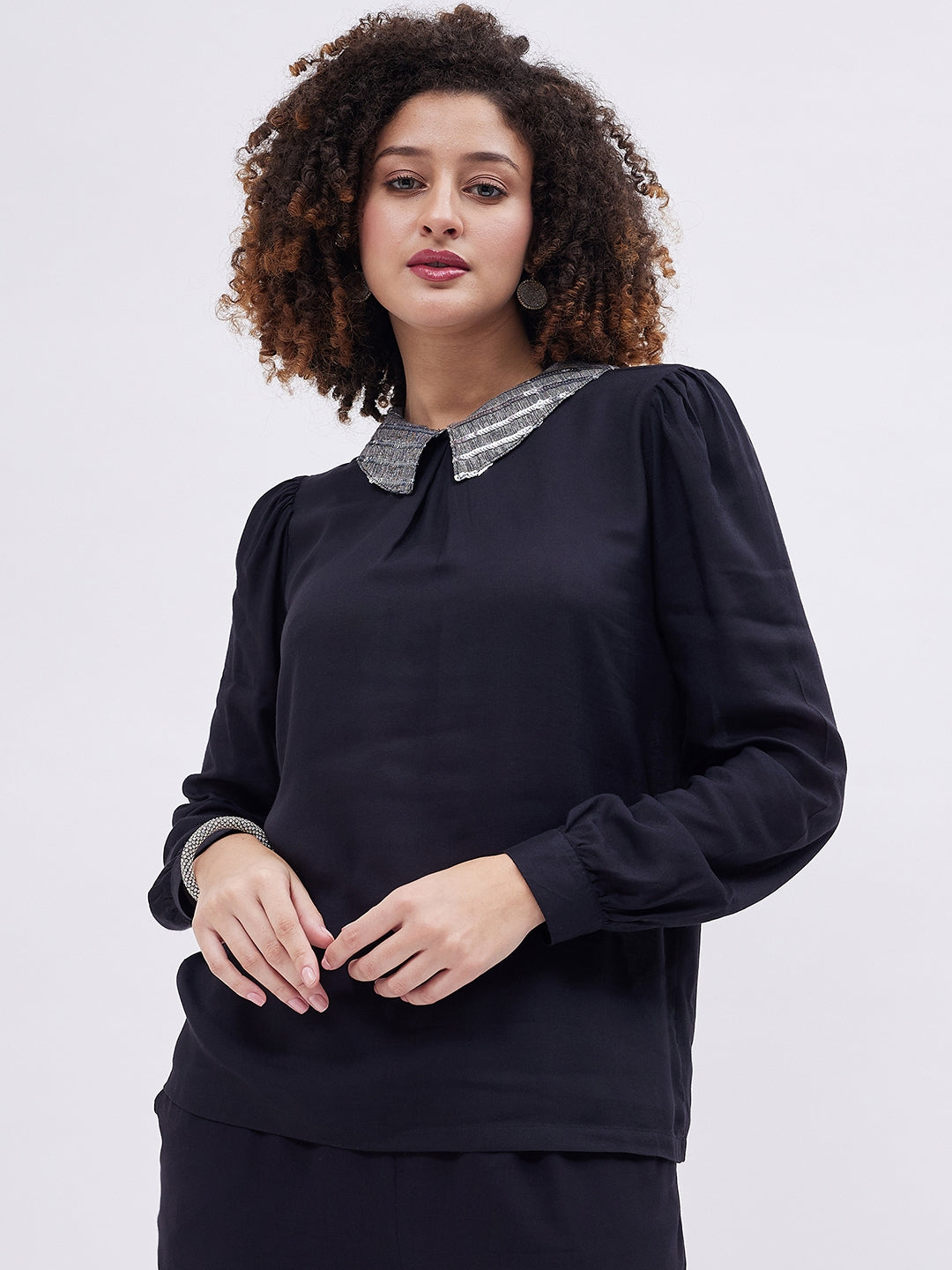 BLACK TOP WITH SPARKLY DRESS UP COLLAR