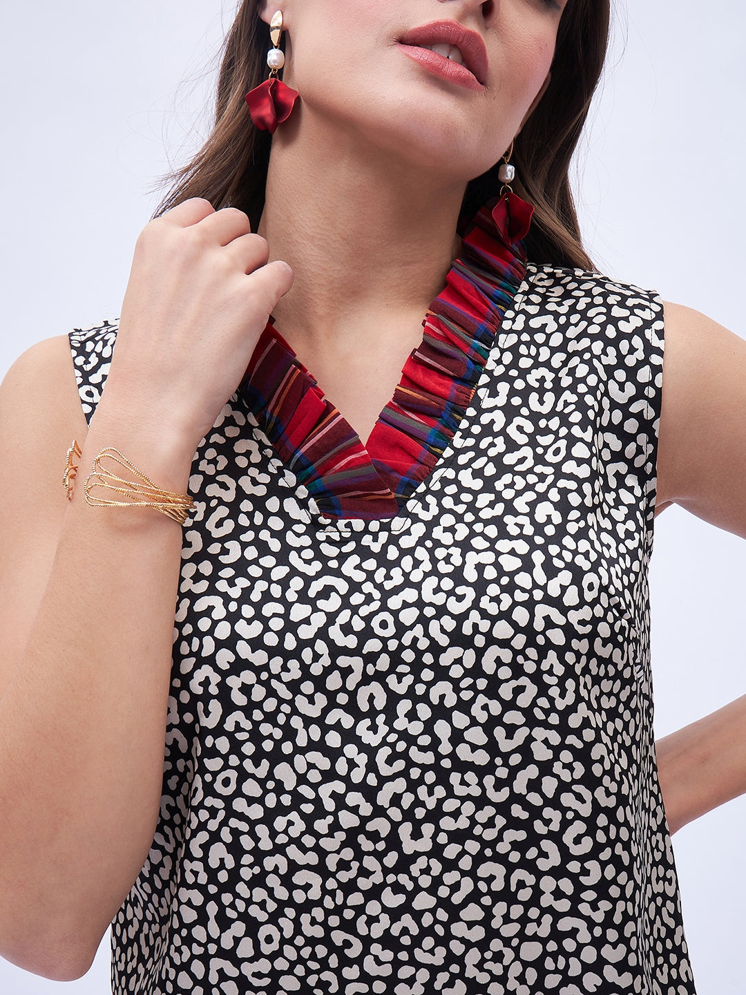 CONTRAST RUFFLE NECK DETAIL TOP