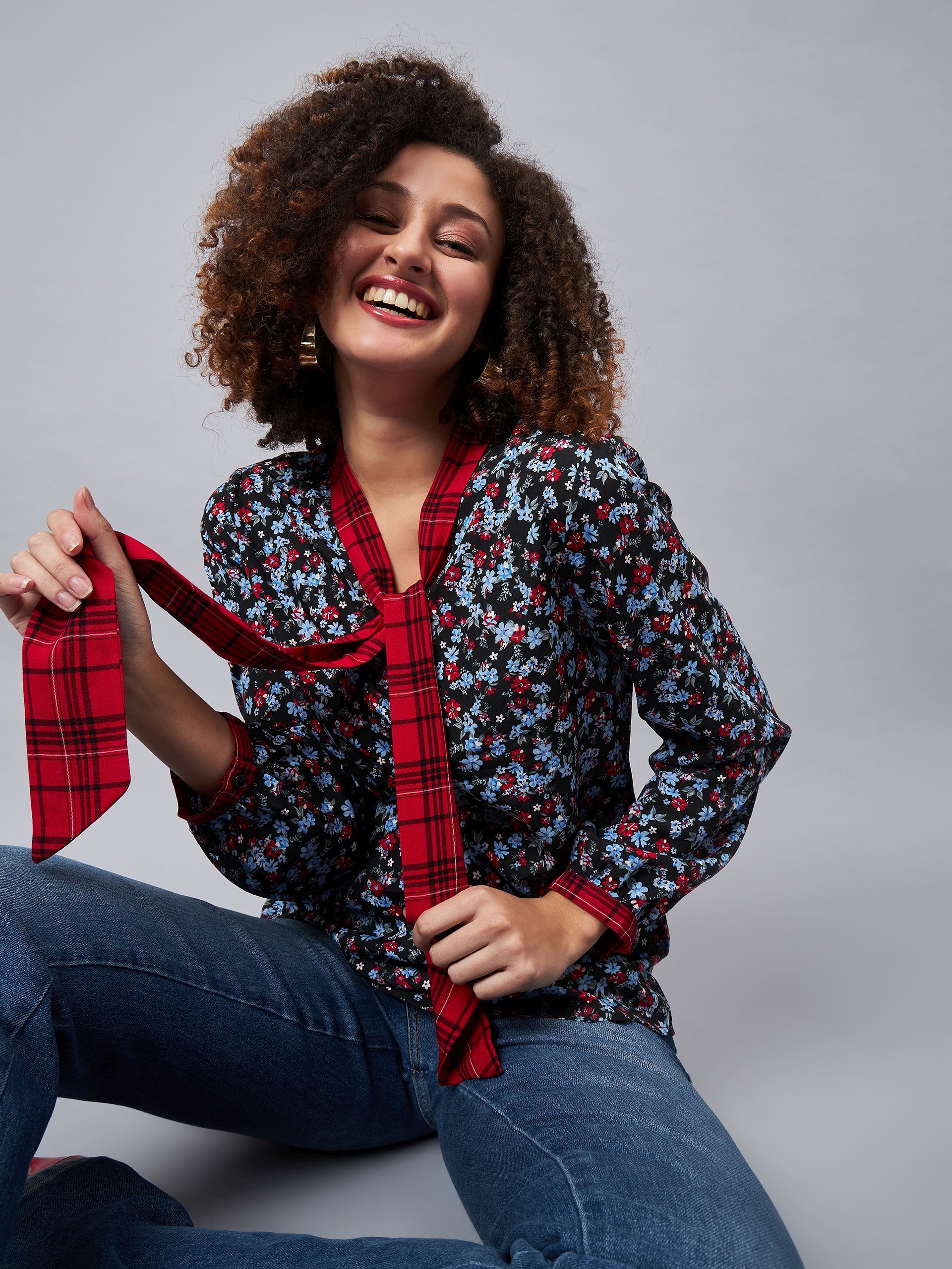 ALL OVER PRINTED TOP WITH CHECK NECK TIE