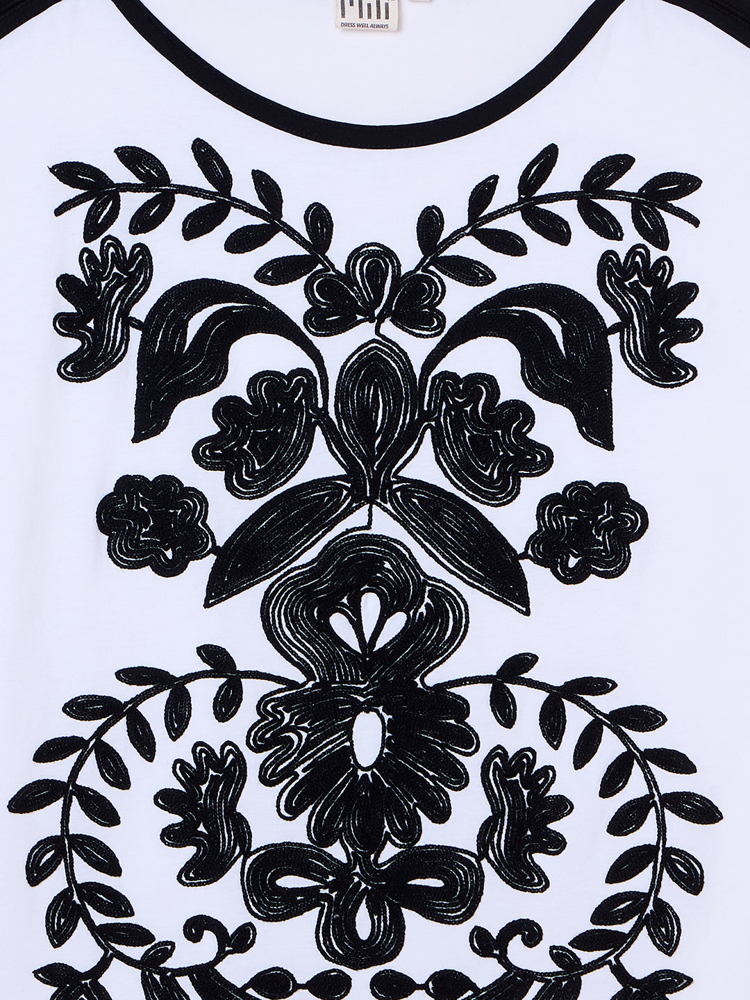 CONTRAST EMBROIDERY TEE